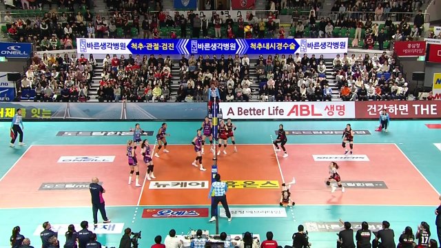 '김연경 20점' 흥국생명, 선두 현대건설 바짝 추격 / YTN