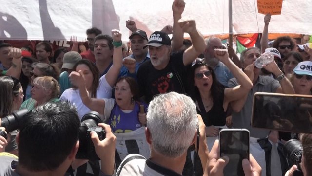 Argentine : des milliers de manifestants dans la rue contre le « méga-décret » de Javier Milei