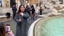 Roma, carte di credito nella Fontana di Trevi al posto del lancio delle monetine