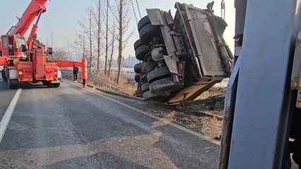 호남고속도로 회덕분기점 부근에서 화물차가 가드레일 뚫고 넘어져 / YTN