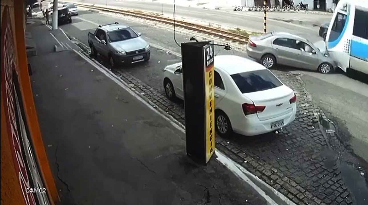 Vídeo: Carro estanca em linha férrea e é atingido por trem
