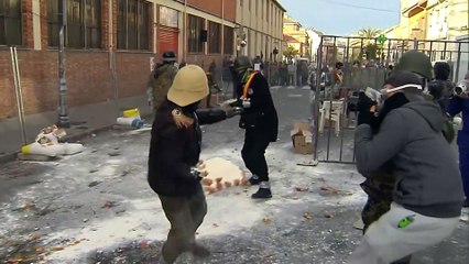 شاهد: حرب لا تشبه غيرها سلاحها الدقيق والبيض.. تعرف على مهرجان "لافاريناس" أغرب مهرجانات إسبانيا