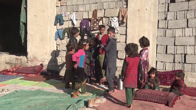اللاجئون الأفغان العائدون من باكستان يعانون ظروفا إنسانية صعبة: ليس لدينا ما نأكله