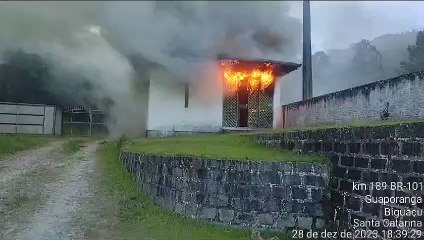 Estrutura ao lado de igreja de mais de 270 anos pega fogo em SC