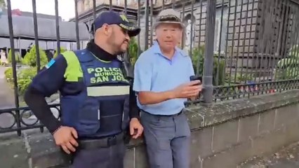 ext-policia-municipal-habla-mandarin-con-turistas-281223