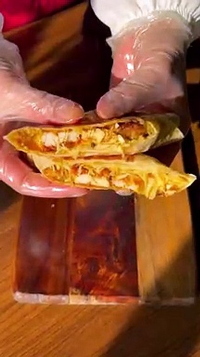 اطيب واسرع سندويشة دجاج--_صدر دجاج فتحته من النص وثقبت الدجاج بآله التثقيب او بالچطل اذا متوفرت (شوكة) هاي الخطوة تخلي الدجاج يتبل ويس(