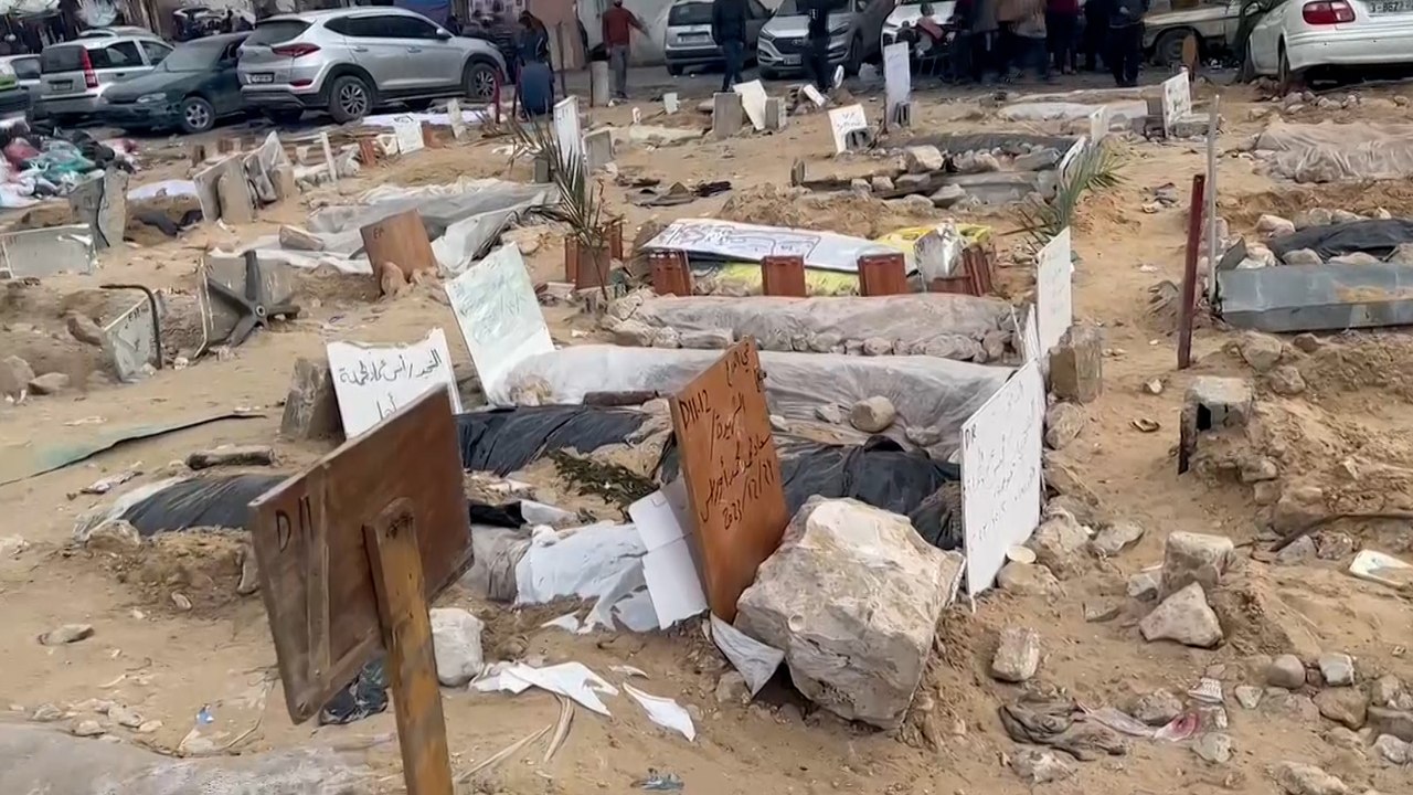 صور لمقبرة جماعية أقيمت للشهداء بساحة مشفى الشفاء في غزة