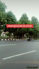 Mobil jadul jadi bis merah