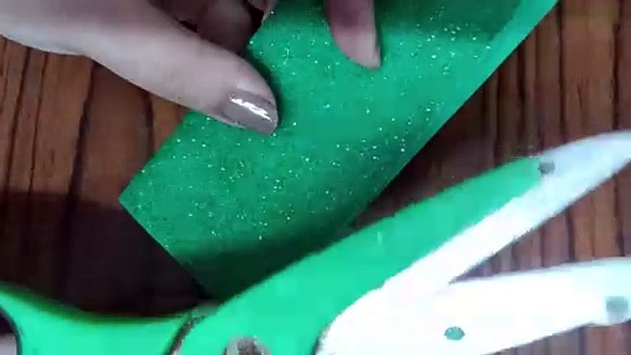 Cutting a Christmas tree quickly and easily without drawing from glossy paper.