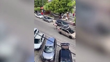 Homem ataca PMs com pau e tenta roubar arma após matar tia a pauladas; veja vídeo