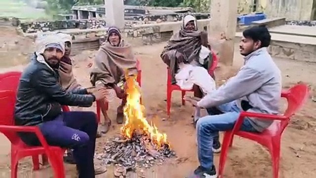 कड़ाके की सर्दी के बीच दोपहर तक छाया रहा कोहरा, शीतलहर से ठिठुरे लोग