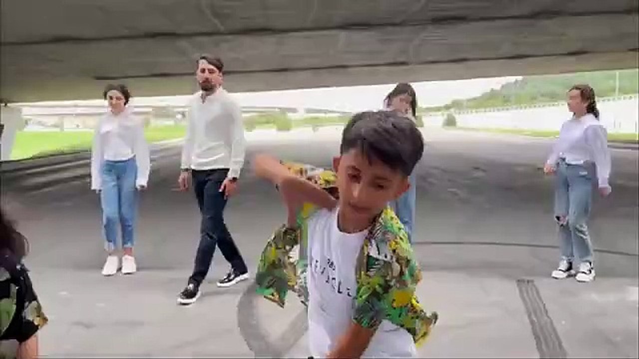 Yeni_Tələbələrin_sevinci__müəllimini_fərəhləndirdi(360p)_002_001