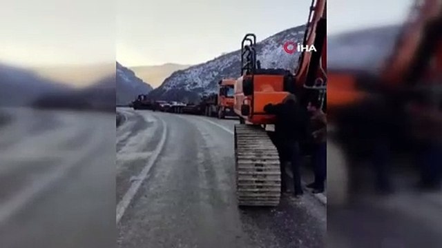 Yüksekova’nın Van ve Hakkari ile ulaşımı kesildi