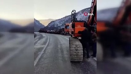Hakkari'de heyelan yolu kapattı! Yaralılar var