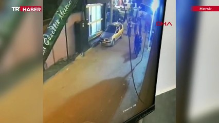 Kavga edenlerin arasına arabayla daldı