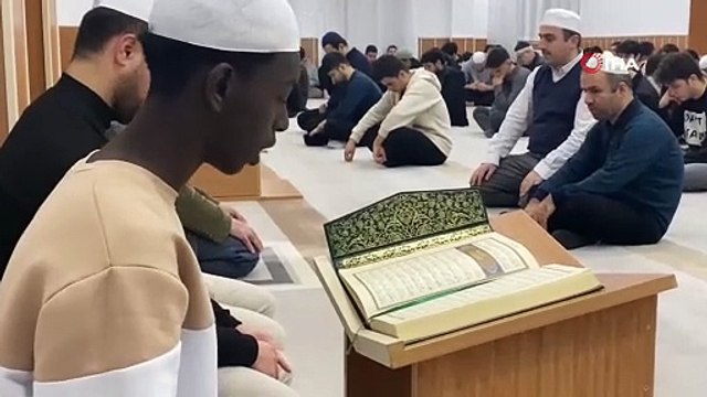 Üniversite öğrencileri şehitler ve Filistin’de hayatını kaybedenler için Kur’an-ı Kerim okudu, dua etti