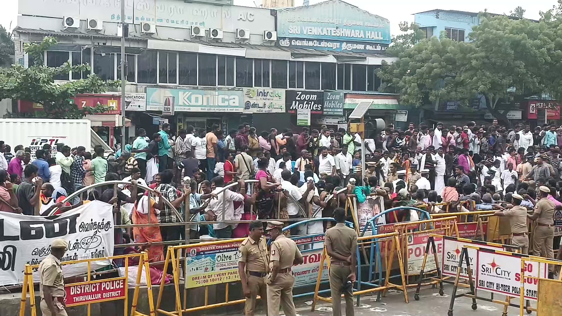 கோயம்பேடு தேமுதிக அலுவலகம் எதிரே தொண்டர்கள் சாலை மறியல்; போலீஸ் தடியடி