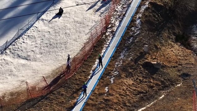 Monte Cimone, pare primavera ma è inverno: la neve (finta) è solo sulle piste. Il video dal drone