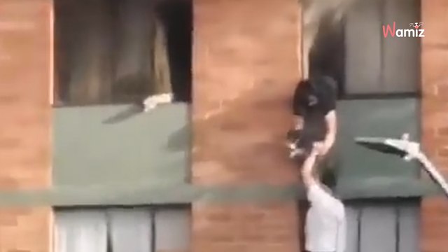 Video: il suo appartamento è in fiamme. Dalla finestra implora di salvare una vita prima della sua