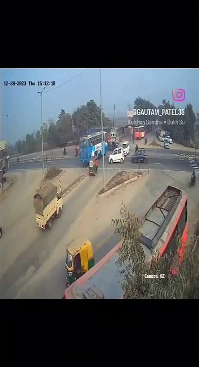 Video: हाईवे पर ट्रक के चलते-चलते हुए तीन टुकड़े, सामने आया 32 सेकंड का वीडियो