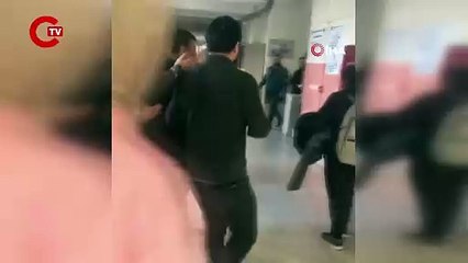 Okulu basan veliler öğretmenleri darp etti