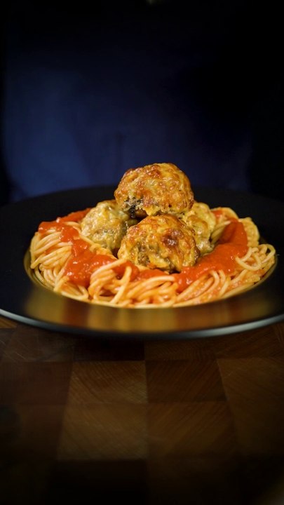 Spaghetti et boulettes de viande de boeuf avec mozzarella  ! #dailyfood #food #pasta #recette #cuisine