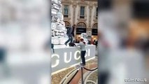 Milano, attivisti per il clima imbrattano l'Albero di Natale di Gucci