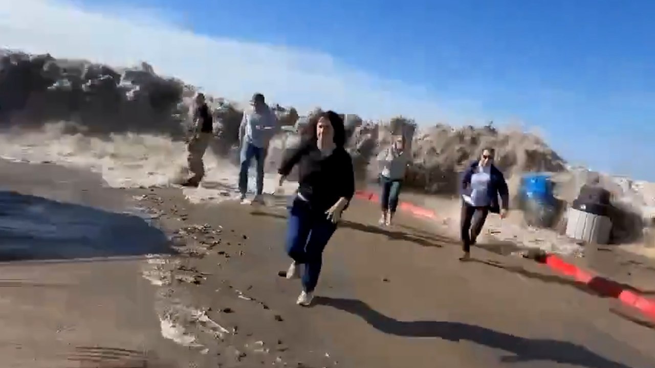 Une vague surpuissante prend les passants par surprise et fait huit blessés en Californie