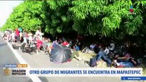 Grupo de migrantes hace una breve parada en Mapastepec, Chiapas