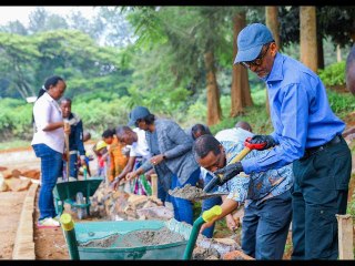Perezida Kagame na Madamu bakoranye Umuganda n’abatuye Umurenge wa Kimihurura