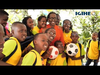 Bamwenyuye|| Madamu Jeannette Kagame yasangiye Noheli n’Ubunani n’abana barenga 200