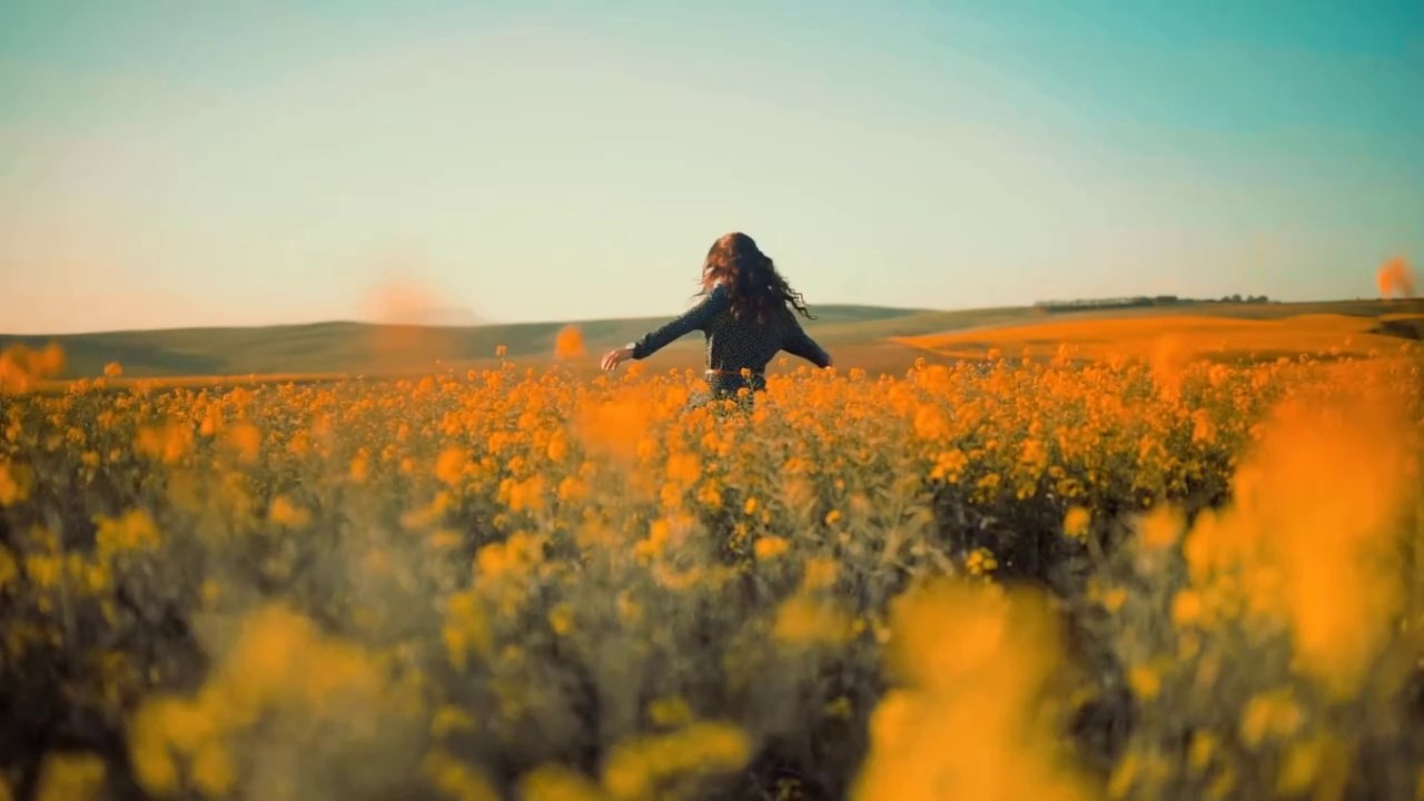 la connexion à la musique semblent innés, une personne qui trouve la paix, la joie et l'expression de soi  / connection to music, someone who finds peace, joy, and self-expression".