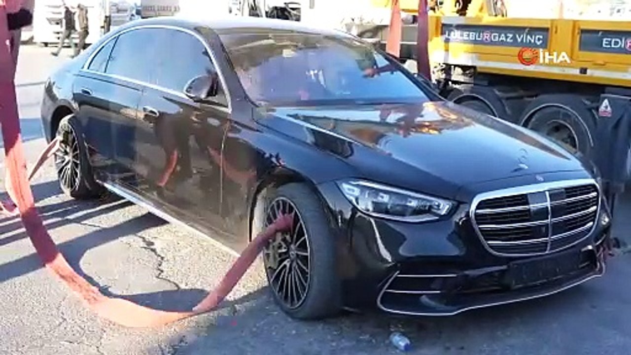 16 milyonluk lüks otomobil basit bir kazada yolda kaldı