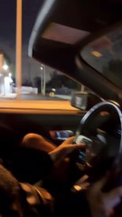 La China cantando “Corazón de Cartón” desde un lujoso descapotable