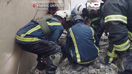 No Comment : les secouristes extraient un homme des décombres à Kharkiv