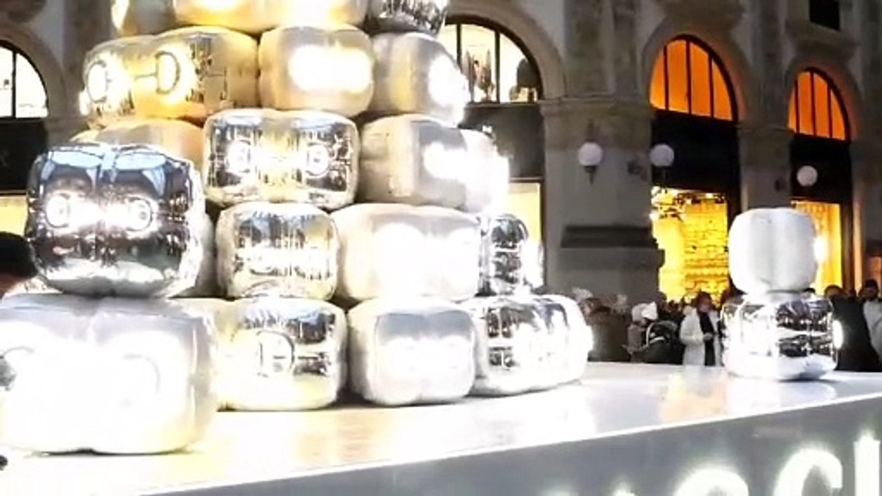 Operazioni di pulizia in Galleria: operai al lavoro per rimuovere dall'albero Gucci la vernice