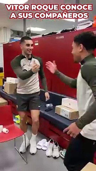 Vitor Roque conociendo a sus nuevos compañeros del FC Barcelona