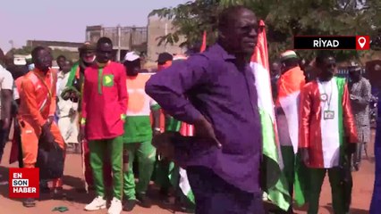 Nijer'de şükür namazı! Kalan son Fransız askerler de ülkeden ayrıldı