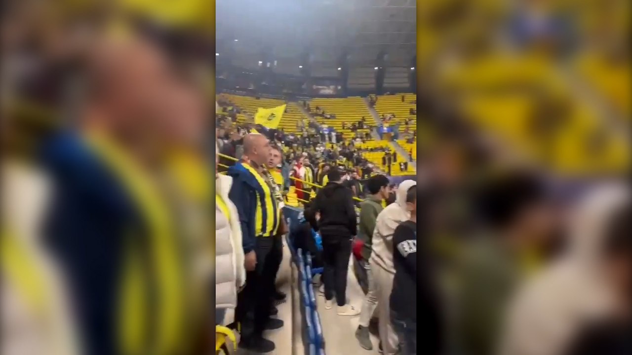 Riyad’da stadyuma giren taraftarlar İstiklal Marşı’nı okurken yüksek sesle müzik açıldı!