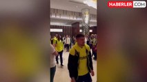 İptal olan Süper Kupa finali sonrası Fenerbahçe kafilesi otelden alkışlarla ayrıldı