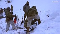 شاهد: وسط ظروف مناخية صعبة.. الجيش الأميركي يجري تدريبات عسكرية في ألاسكا