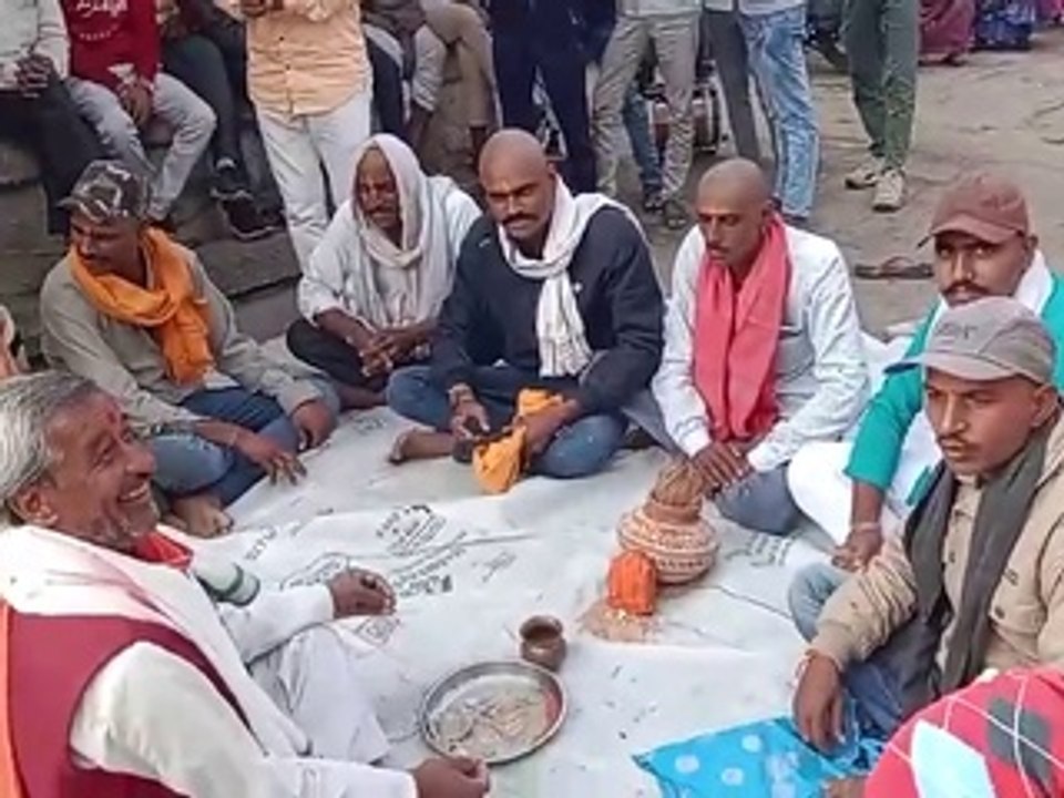 वानरराज की मृत्यु पर 25 युवाओं ने कराया मुंडन, दो हजार लोगों को ब्रह्म भोज भी करवाया