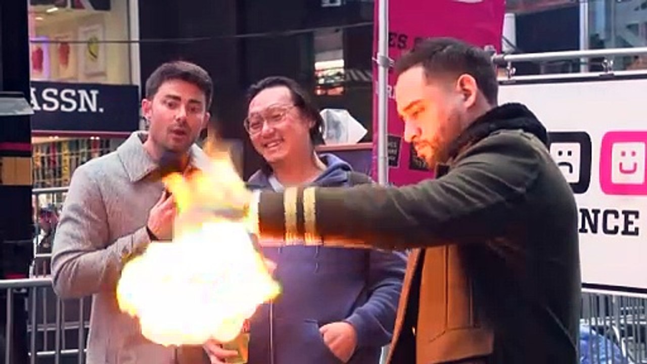 Neoyorquinos queman los malos recuerdos de 2023