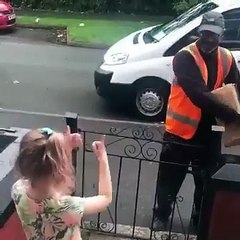 Cette petite fille a appris la langue des signes pour pouvoir communiquer avec ce livreur !