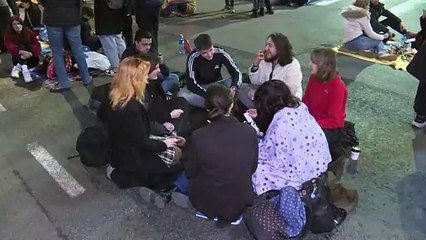 Estudantes sérvios bloqueiam centro de Belgrado contra resultado das eleições