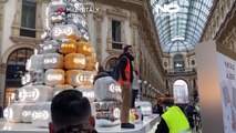 شاهد: هجوم على غوتشي...  نشطاء المناخ يسكبون الطلاء على شجرة عيد الميلاد في ميلانو