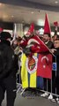 Fenerbahçeli ve Galatasaraylı taraftarlar, havalimanlarına akın etti