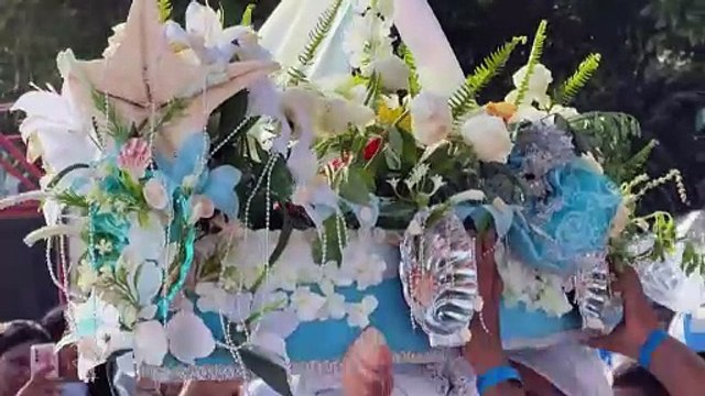 Festa para Iemanjá reúne multidão em Copacabana