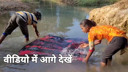 मेरे गांव की छोटी नदी में क्या करेंगे आज  | इसी नदी में नहा के बड़े हुए हम दोनों 