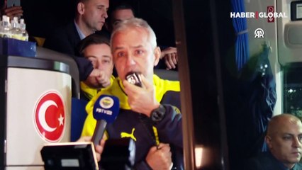 Galatasaray ve Fenerbahçe yurda döndü! Taraftarlar havaalanına akın etti